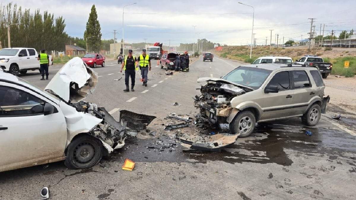 Los tres vehículos resultaron con serios daños materiales. El cuatro involucrado, escapó del lugar. Fuente (Centenario Digital)