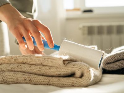 4 trucos de los expertos para que tu ropa de invierno deje de botar pelusa, sobre todo cuando la vas a lavar