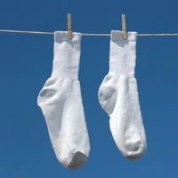 No compres unas nuevas: el truco de las lavanderías para blanquear tus medias en menos de 10 minutos