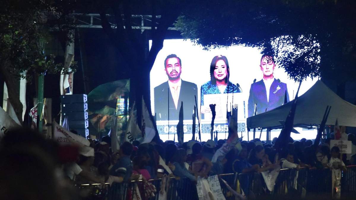 El debate visto desde afuera del Centro Cultural Tlatelolco