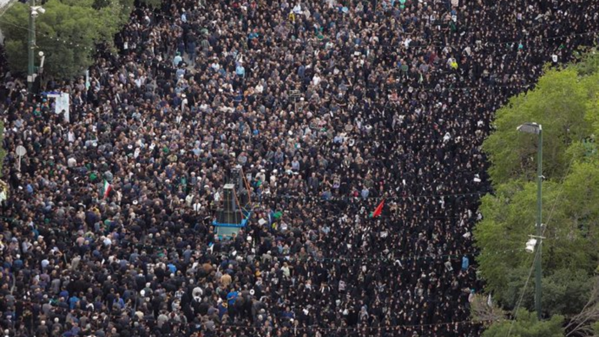 Decenas de miles de personas participan en los actos fúnebres por el fallecido presidente de Irán, Ebrahim Raisi, en la ciudad de Mashhad