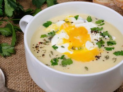 Caldo de huevo con solo 4 ingredientes: una receta nutritiva, llena de proteínas y muy reconfortante