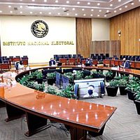 Morena, contra la labor fiscalizadora del INE