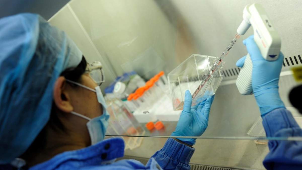 Científicos trabajan en la vacuna de AstraZeneca, en EU