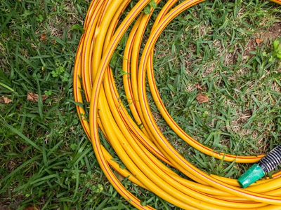 No tires la manguera rota o pinchada que tenés en casa: mirá esta hermosa creación que te sorprenderá