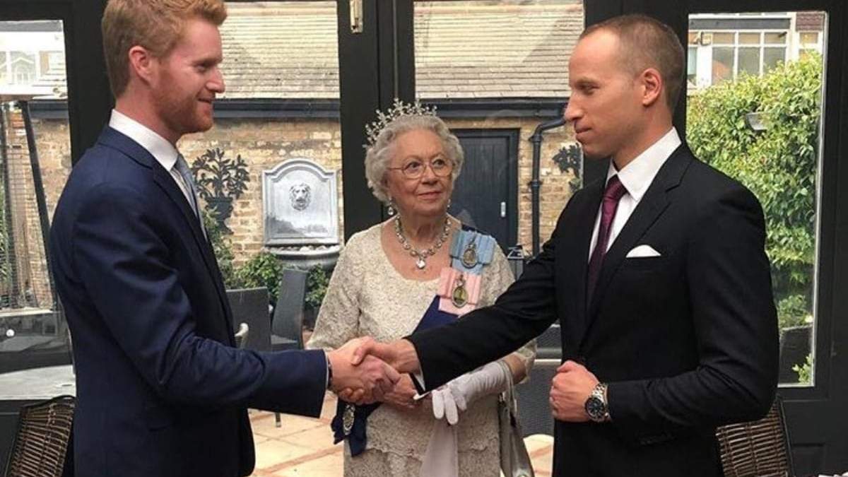 Mary Reynolds interpreta a la reina Isabel II junto a actores que imitan a los príncipes Harry y William