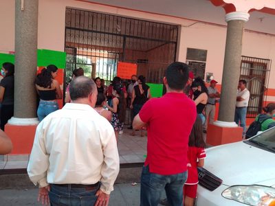 Toman el palacio municipal de Aguililla tras agresión de Aureoles a profesor