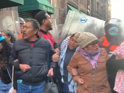 Maestros de la CNTE cercan Palacio Nacional; fueron dispersados con extintores (Video)