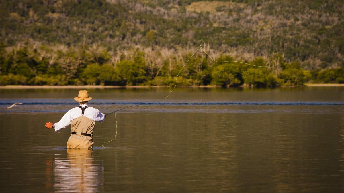 El lago Mari Menuco es uno de los más visitados por los amantes de la pesca. Fuente: (Twitter)