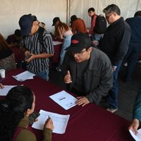 Brugada entrega becas de transporte para universitarios. ¿A cuánto ascienden?
