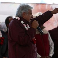 AMLO pide a Peña 'respetar la voluntad” de los mexiquenses sin 'repartir migajas”