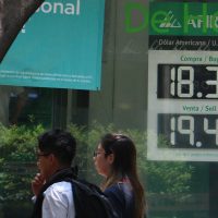 Peso retrocede por segundo día consecutivo; dólar cierra en $19.15