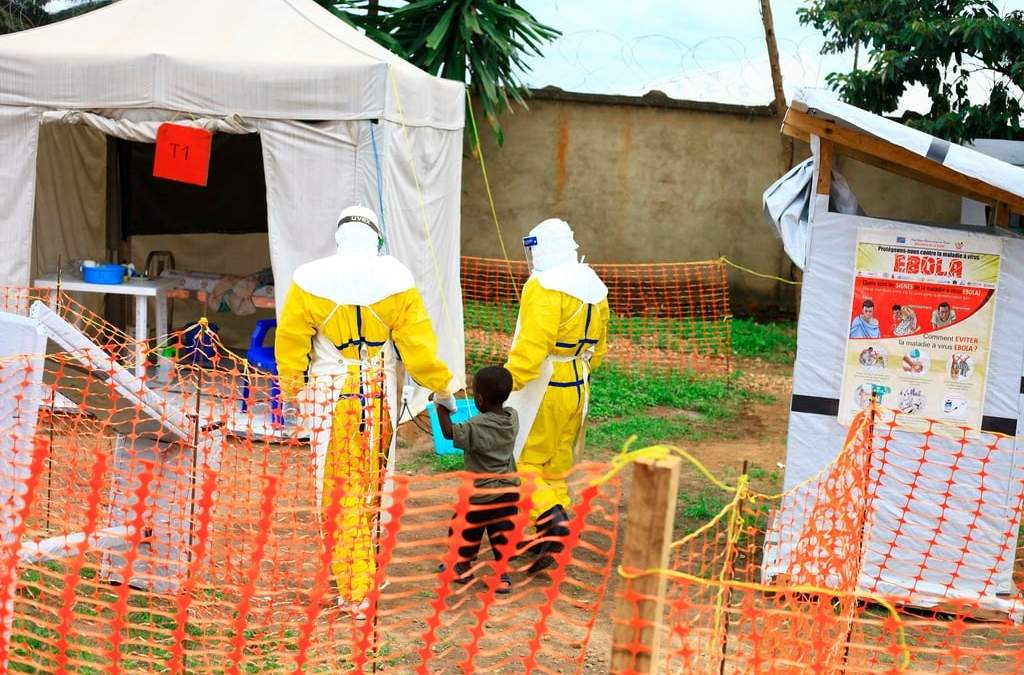 Trabajadores sanitarios acompañan a un niño sospechoso de tener ébola en el centro de tratamiento de la enfermedad en Beni, en el este de República Democrática del Congo