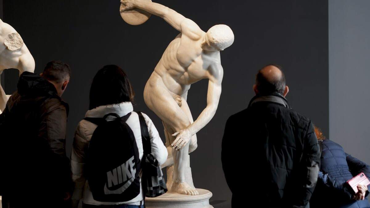 Visitantes admiran el Discobolus Palombara, una copia romana del siglo II de un original de bronce griego perdido hace mucho tiempo, en el Museo Nacional Romano, en Roma, Italia