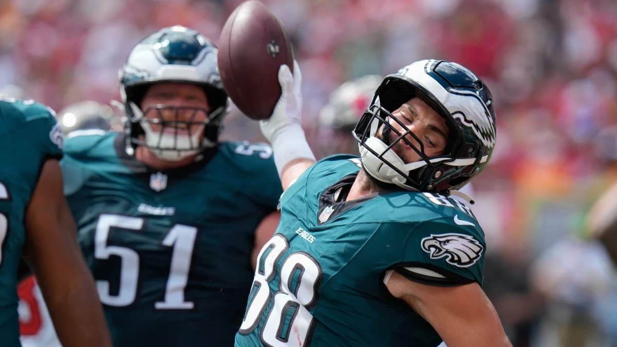 Los Eagles ganan 31-25 a los Buccaneers para mantenerse invictos