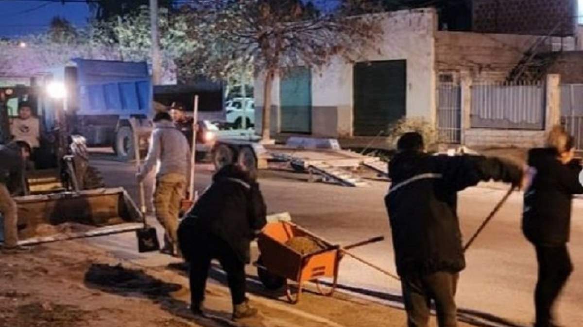 Trabajadores de la municipalidad retiran el material absorbente de la calzada. Fuente: (Municipalidad de Centenario)