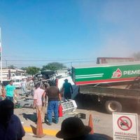 Tráiler se impacta contra dos vehículos en una gasolinera de Michoacán; mueren cuatro personas