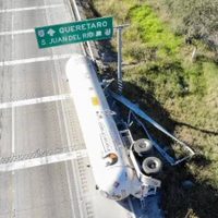 Caos en la carretera México-Querétaro por la volcadura de una pipa (Video)
