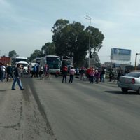 Opositores al NAIM bloquean carretera; denuncian desalojo 'a punta de balazos y golpes”