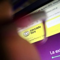 Compró una notebook y recibió una resma de papel envuelta; condenan a Mercado Libre