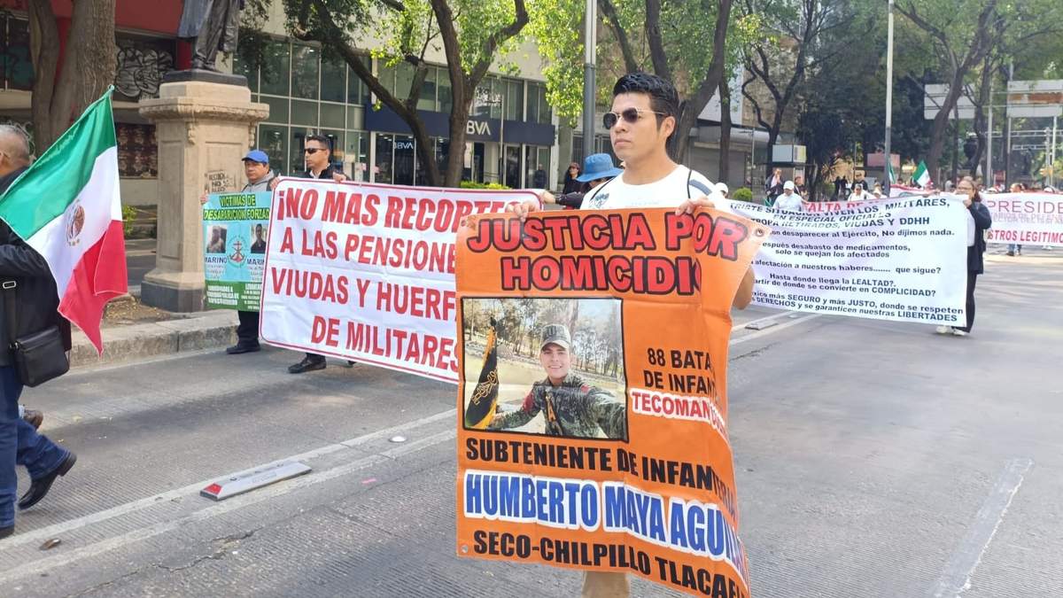 Militares en retiro acompañados de familiares marcharon del Ángel de la Independencia al Zócalo de la Ciudad de México