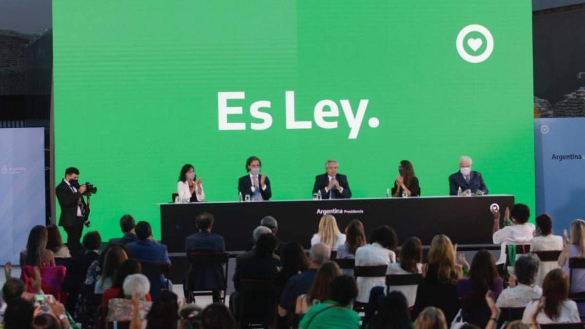 Aborto es legal y gratuito en el país sudamericano