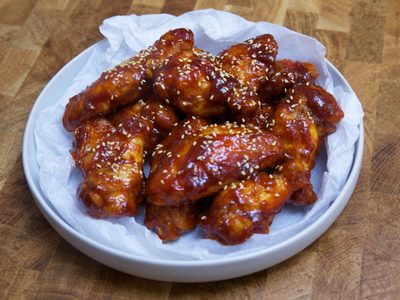Alitas de pollo jugosas y sin horno: probá esta receta que te resolverá la cena en pocos minutos