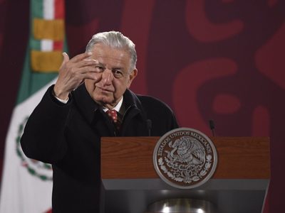 AMLO pide a Loret que revele cuánto gana y quién le paga, tras criticarlo por reportaje de su hijo