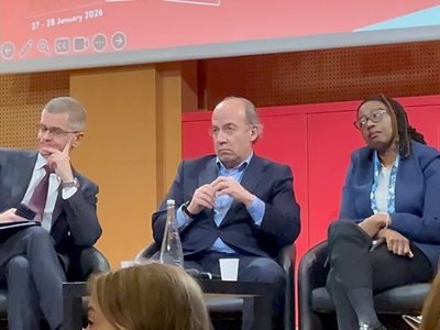 Gritan “¡asesino!” y “¡lárgate!” a Felipe Calderón durante un foro en París (Video)