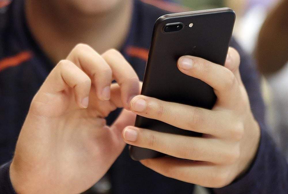 Una persona usa un smartphone