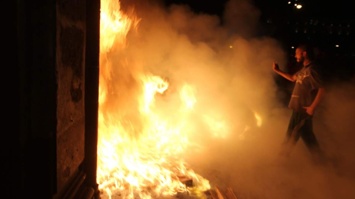 Manifestantes prendieron fuego a la puerta principal de Palacio Nacional  tras la marcha en Solidaridad con los 43 normalistas desaparecidos.