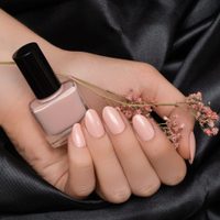 Nail art: 3 diseños de uñas con brillo de color claro que son furor en esta temporada
