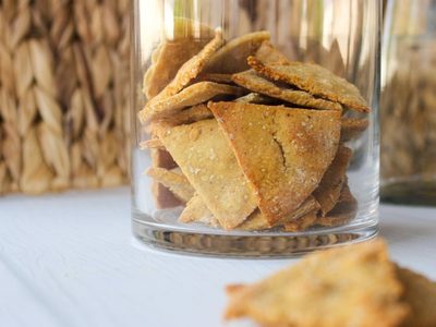 Crackers de garbanzos y lentejas: sin harina, súper crocantes y con un sabor único, el snack que salva tus picadas
