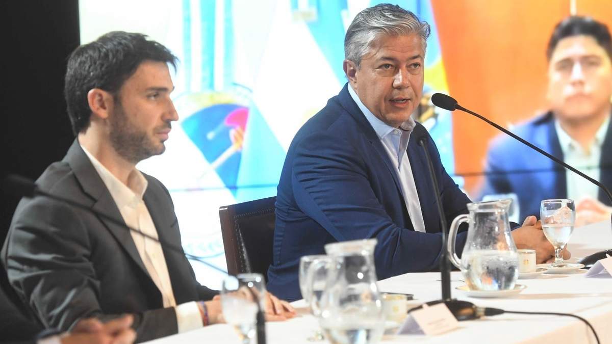 Rolando Figueroa en la conferencia de prensa de los gobernadores patagónicos. Fuente: (Télam)