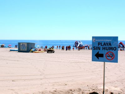 "Queremos playas libres de humo": Barcelona prohíbe fumar en cuatro balnearios de la ciudad