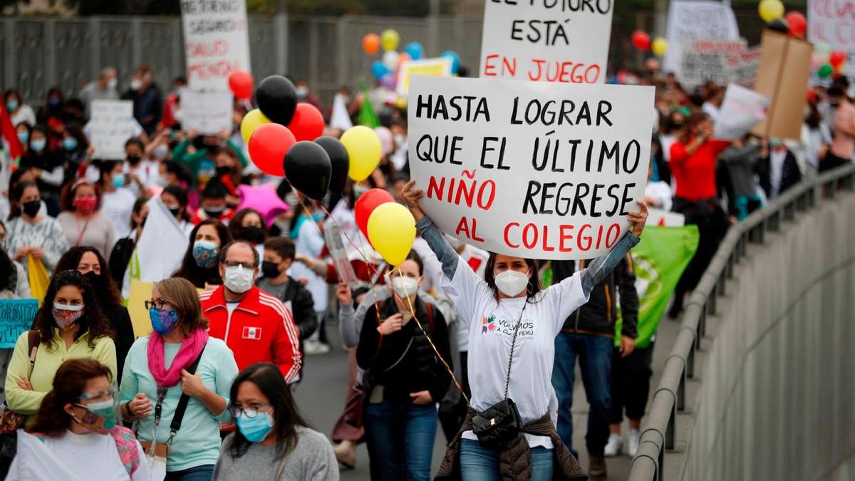 Las protestas de los padres y estudiantes en Perú. Fuente: (Twitter)