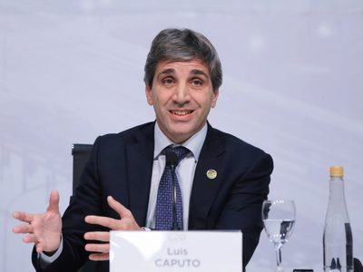 Luis Caputo viajó a Estados Unidos y se reunirá con el secretario del Tesoro para definir el préstamo de Estados Unidos