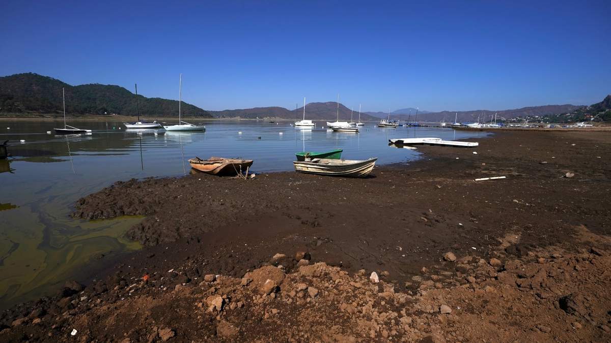 Botes en las orillas expuestas de la presa Miguel Alemán en Valle de Bravo