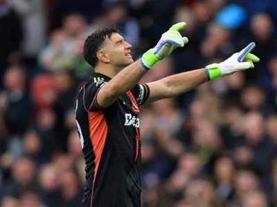 Ya hubo sondeos: el gigante europeo que estaría cerca de contratar a Dibu Martínez