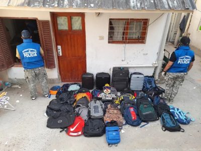 En tres allanamientos, la Policía encontró inhibidores de alarmas usados para robar y otros elementos