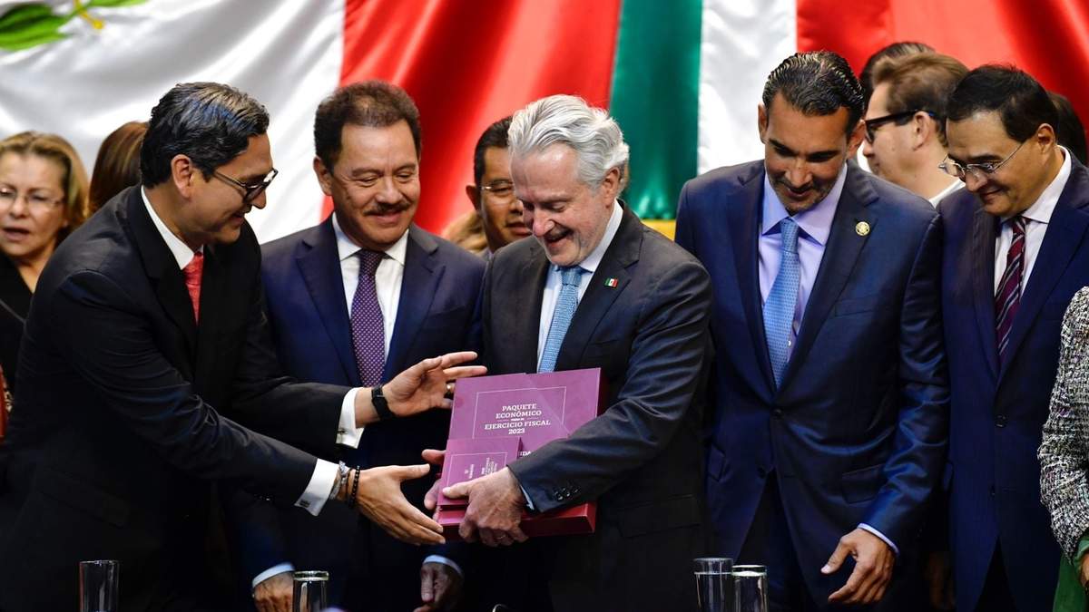 Rogelio Ramírez de la O entrega el Paquete Económico 2023 a Santiago Creel