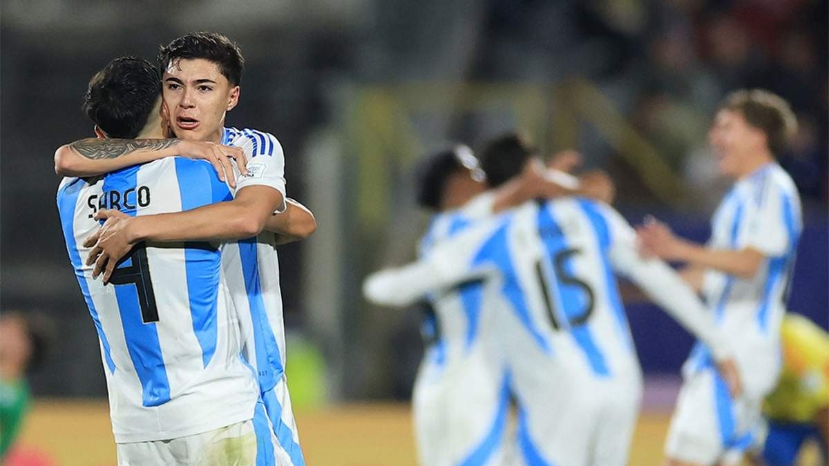Es el final y Tobías Andrada se abraza con Alejo Sarco mientras más atrás hay abrazo argentino.