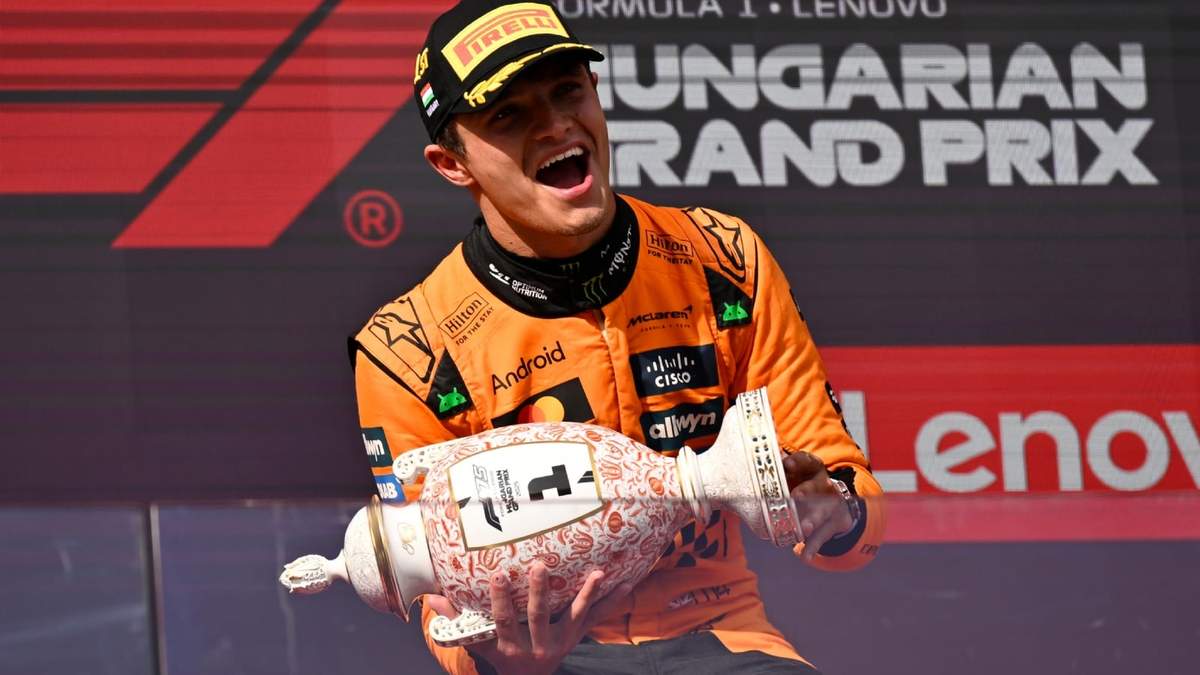 El piloto británico de McLaren, Lando Norris, celebra en el podio tras ganar el Gran Premio de Hungría de Fórmula Uno en el circuito de Hungaroring, en Mogyorod, Hungría, el domingo 3 de agosto de 2025
