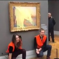 Activistas climáticos arrojan puré de papá a cuadro de Monet en Alemania