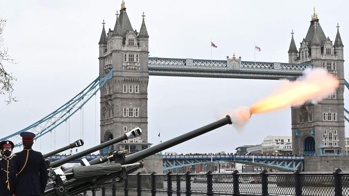 Armada británica dispara un cañonazo de salva desde el muelle de la Torre de Londres. Fuente: (Twitter)