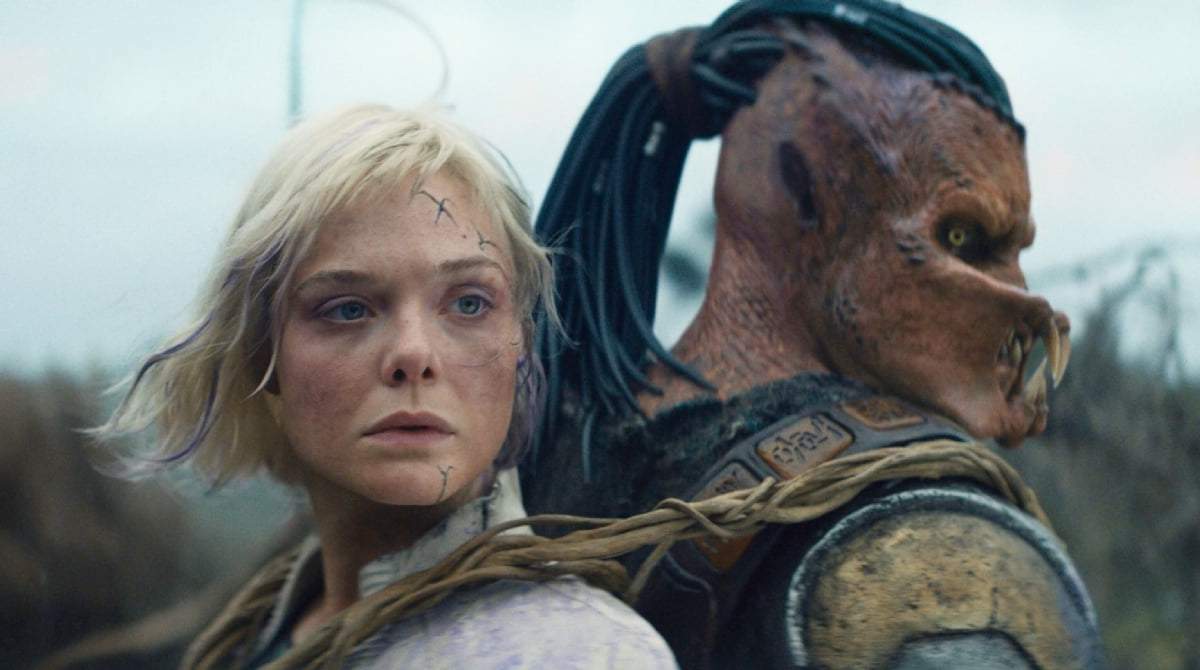 Thia, interpretada por Elle Fanning, a la izquierda, y Dek, interpretado por Dimitrius Schuster-Koloamatangi, en una escena de “Depredador: Tierras salvajes”