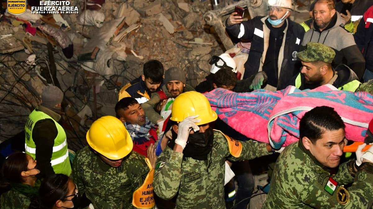 Efectivos militares realizan labores de rescate tras el terremoto en Turquía y Siria