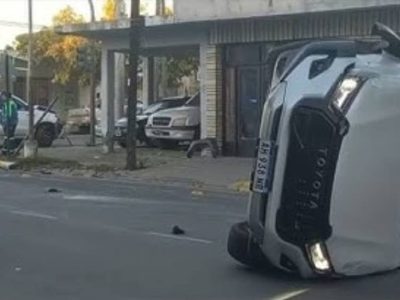 Violento vuelco en Ricchieri y Bahía Blanca: una camioneta sufrió graves daños materiales