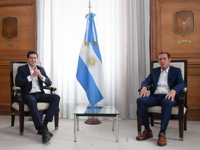 Luego de presentar su nuevo gabinete, Omar Gutiérrez se reunió con Wado de Pedro