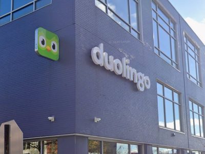 Duolingo reporta la “muerte” de su mascota Duo; así reaccionaron Dua Lipa, Netflix y la OMS